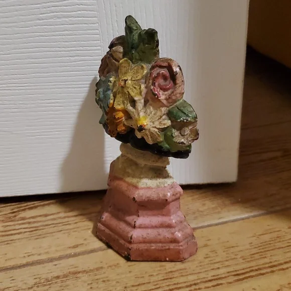 Vintage Cast Iron Flowers in Urn Doorstop - Picture 4 of 9